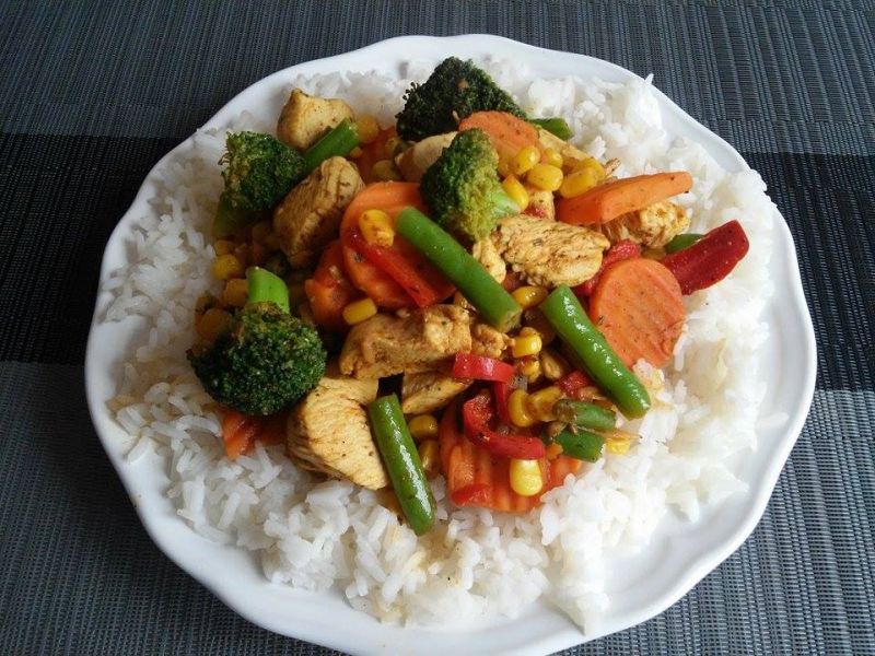 Kurczak z warzywami po włosku na ryżu Kurczak z warzywami po włosku na ryżu