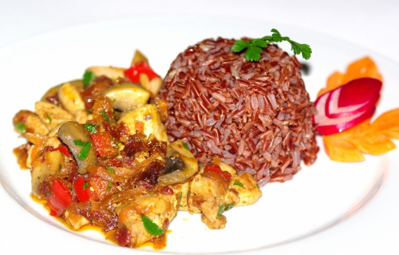 Kurczak z warzywami podany z czerwonym ryżem 