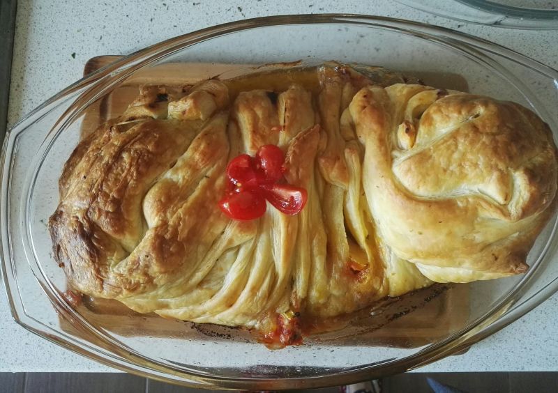 Kurczak z warzywami w cieście francuskim