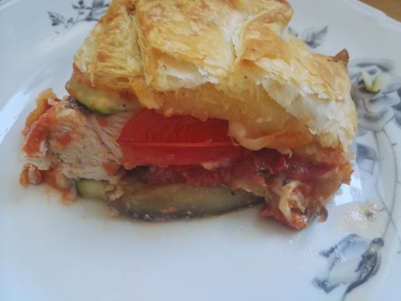 Kurczak z warzywami w cieście francuskim