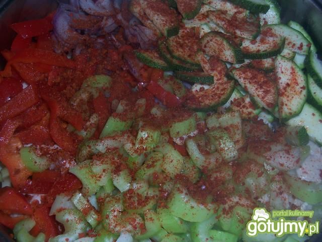 Kurczak z warzywami w pomidorowym curry