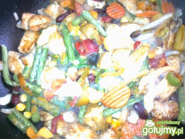 kurczak z warzywami z patelni