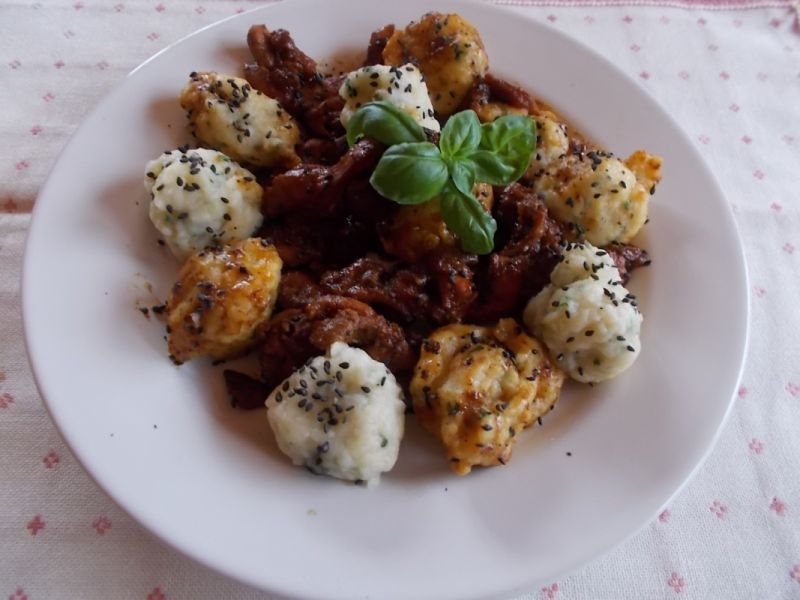 Kurczak z zielonymi kluseczkami i daktylami Kurczak z zielonymi kluseczkami i daktylami