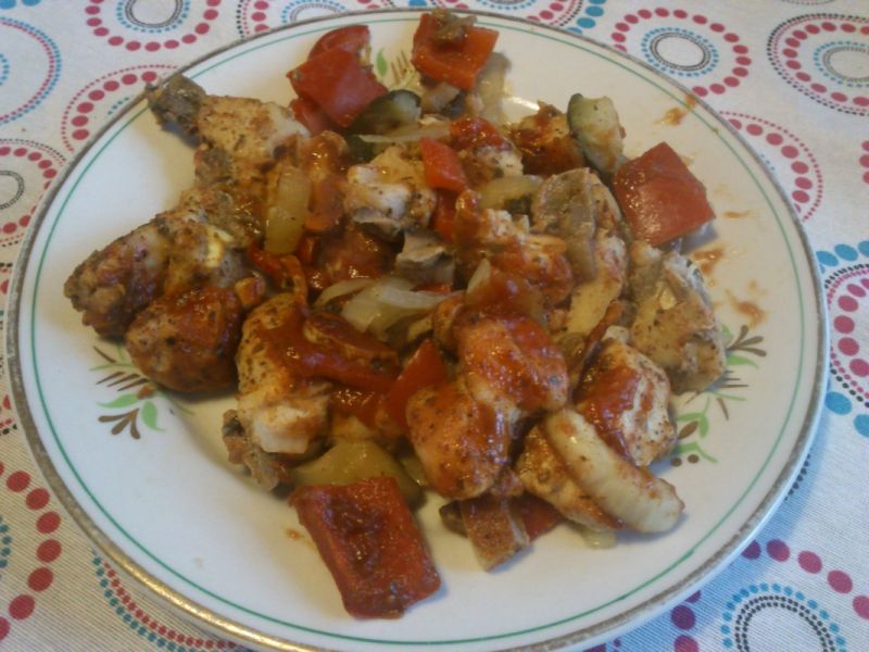 Kurczak zapiekany z warzywami w ketchupie