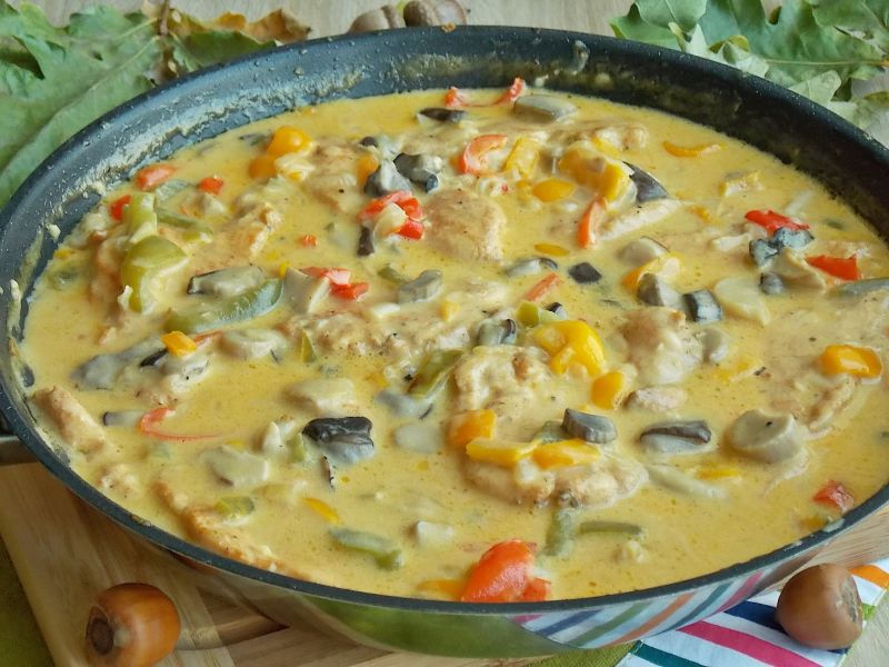 Kurczaka w sosie grzybowym z kolorową papryką