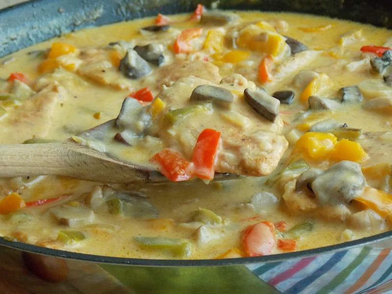 Kurczaka w sosie grzybowym z kolorową papryką