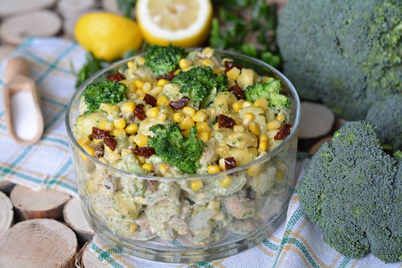 Kurczakowa sałatka z pierożkami tortellini Kurczakowa sałatka z pierożkami tortellini