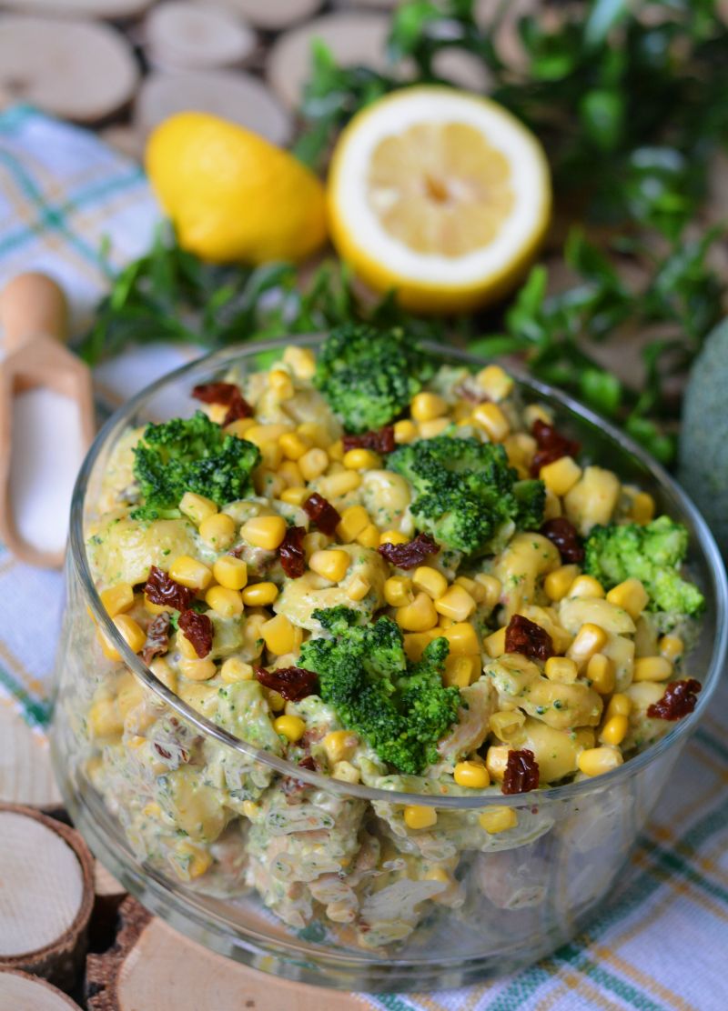 Kurczakowa sałatka z pierożkami tortellini Kurczakowa sałatka z pierożkami tortellini