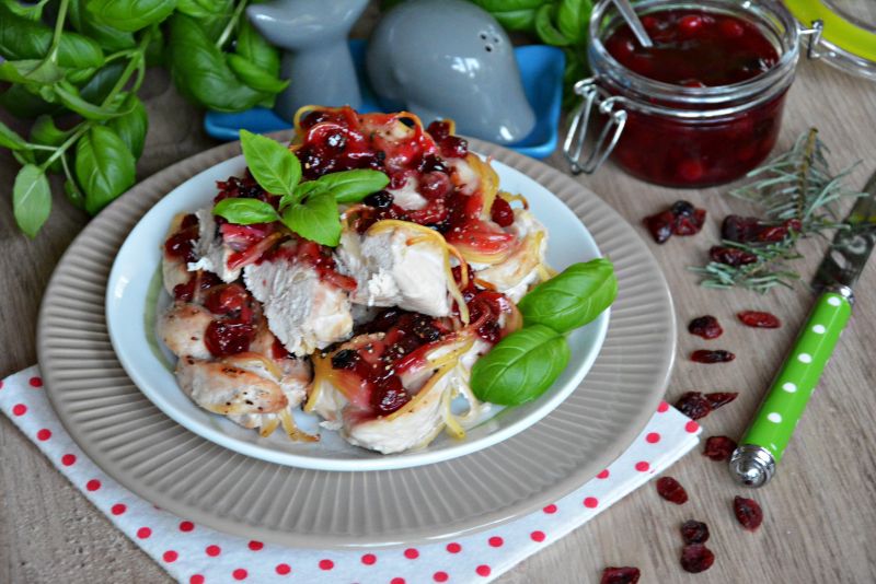 Kurczakowe warkocze z makaronem i żurawiną Kurczakowe warkocze z makaronem i żurawiną