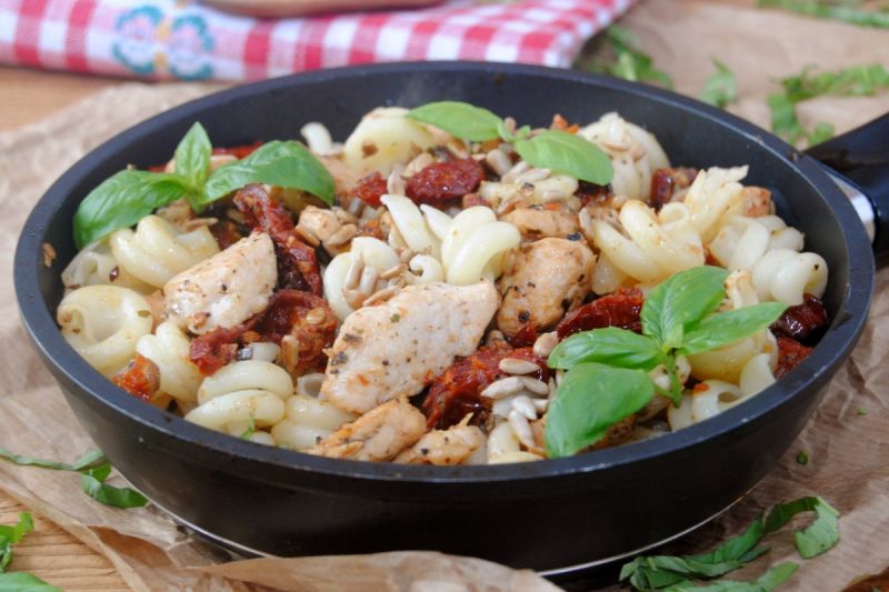 Kurczakowo -pomidorowy obiad z patelni