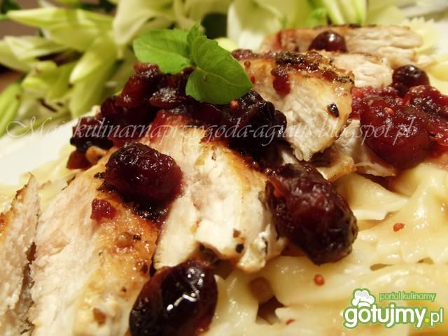 Kurcze piersi wsosie żurawinowym