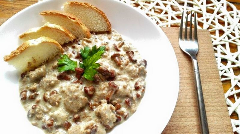 Kurki w sosie śmietanowym z wkładką mięsną