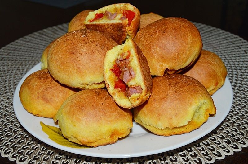 Kurkumowe drożdżowe bułeczki z kiełbaską i papryką