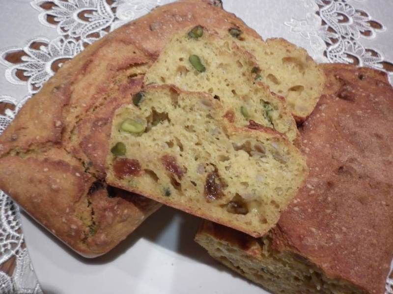 Kurkumowy chlebek z rodzynkami  i pistacjami