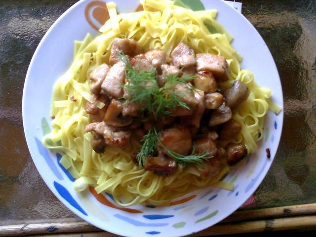 Kurza pierś z pieczarkami i żółtym serem