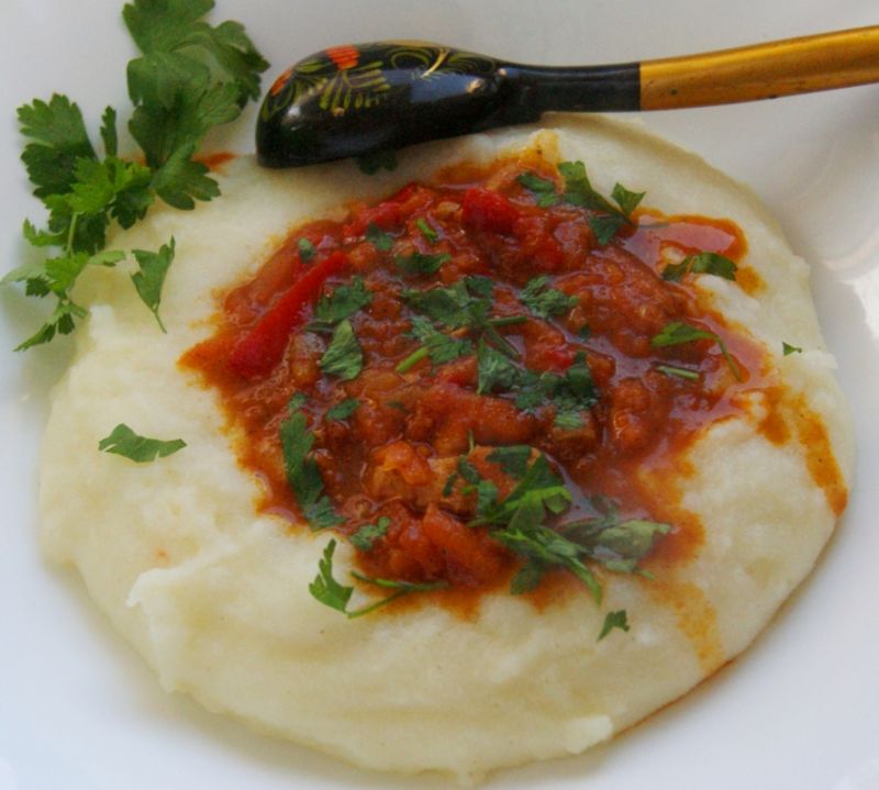 Kurzy gulasz z polentą z kaszy manny