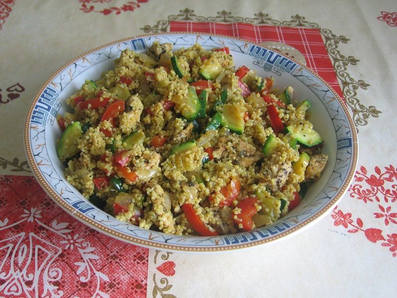 Kuskus curry z kurczakiem i duszonymi warzywami