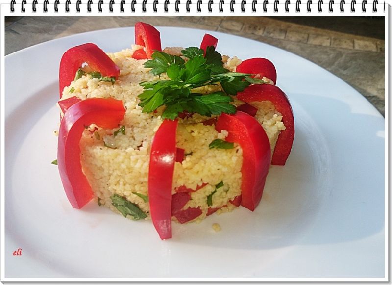 Kuskus Eli z czerwoną papryką i natką pietruszki Kuskus Eli z czerwoną papryką i natką pietruszki