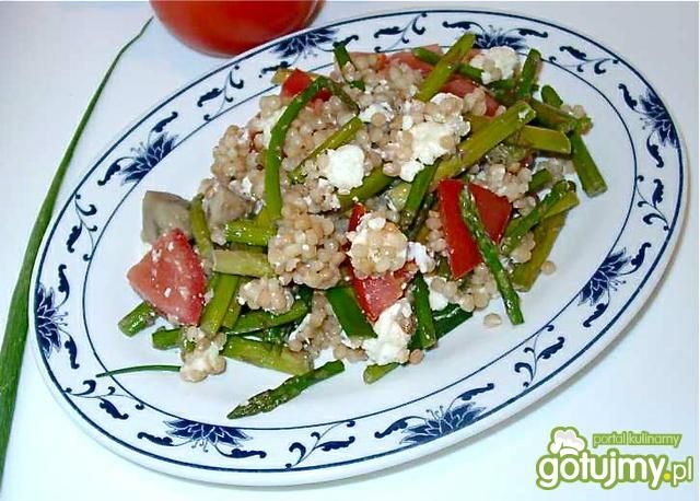 Kuskus izraelski ze szparagami i fetą