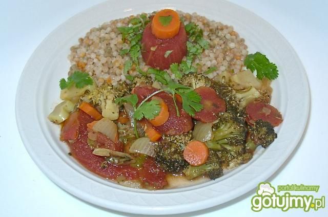 Kuskus perłowy z brokułami w pomidorach