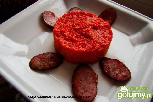 Kuskus z ajvarem i grillowaną kiełbasą 