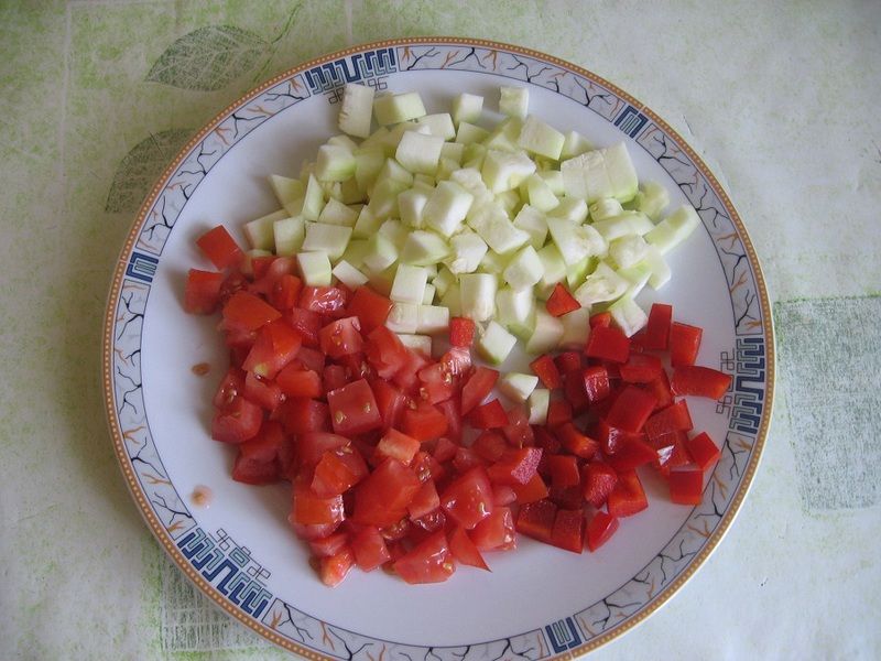 Kuskus z cukinią i pomidorem
