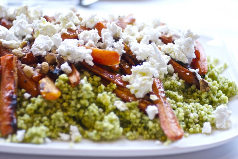 Kuskus z jaglanki z pesto i pieczonymi marchewkami Kuskus z jaglanki z pesto i pieczonymi marchewkami