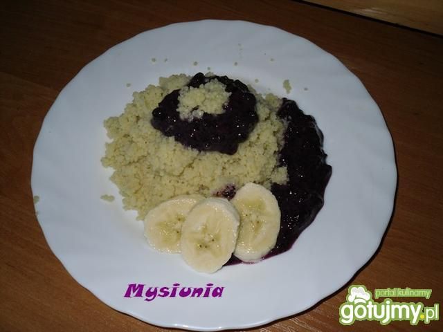 Kuskus z jagodowym musem