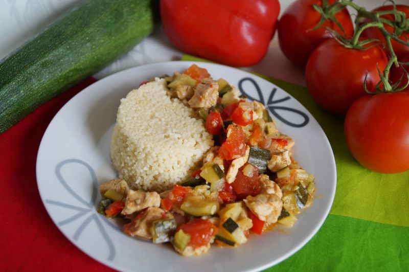 Kuskus z kurczakiem, cukinią i innymi warzywami Kuskus z kurczakiem, cukinią i innymi warzywami