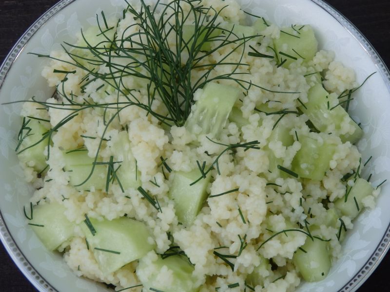 Kuskus z ogórkiem i koperkiem