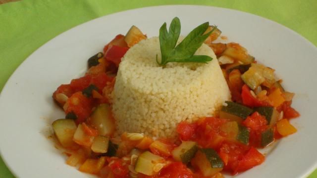 Kuskus z pikantnymi  śródziemnomorskimi 