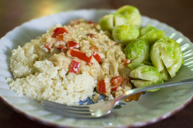Kuskus z sosem cebulkowo-paprykowym i brukselką