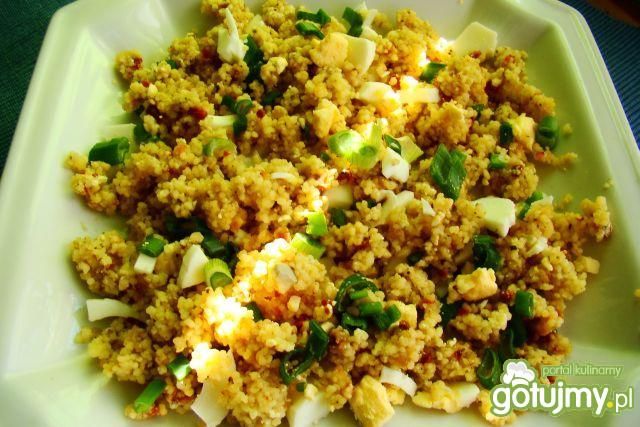 Kuskus z suszonymi pomidorkami i jajkiem