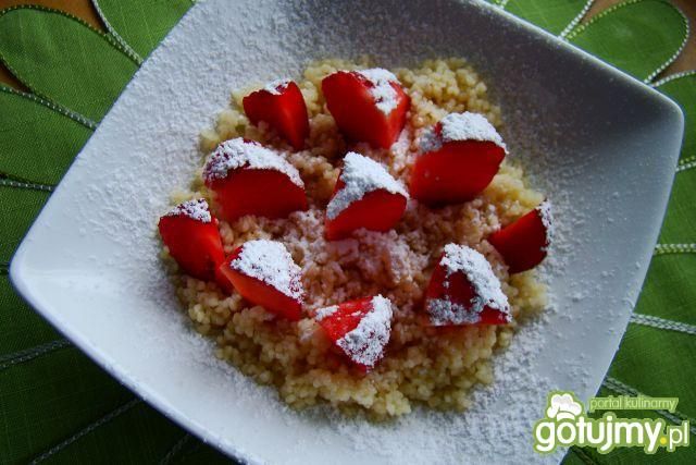 kuskus z truskawkami 