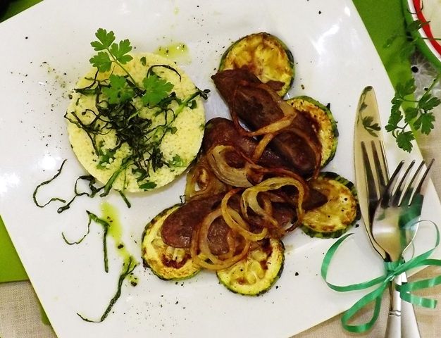 Kuskus z wątróbką na grillowanej cukinii 