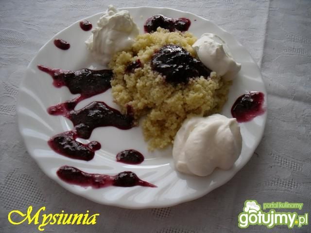 Kuskus z wiśniowym musem i śmietaną