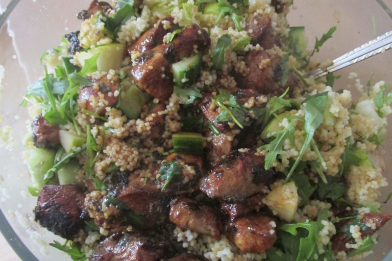 Kuskusowa sałatka z miętowym kurczakiem