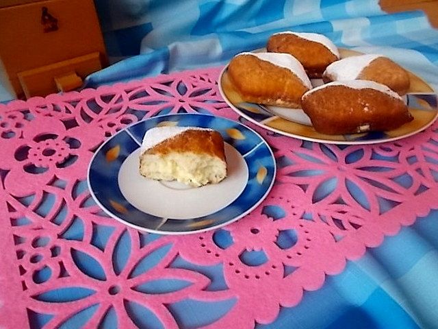 Kwadratowe ziemniaczane pączki z kremem 