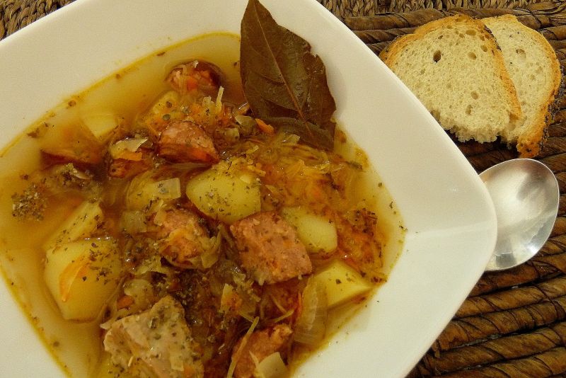 Kwaśnica na żeberkach z wędzoną kiełbasą Kwaśnica na żeberkach z wędzoną kiełbasą