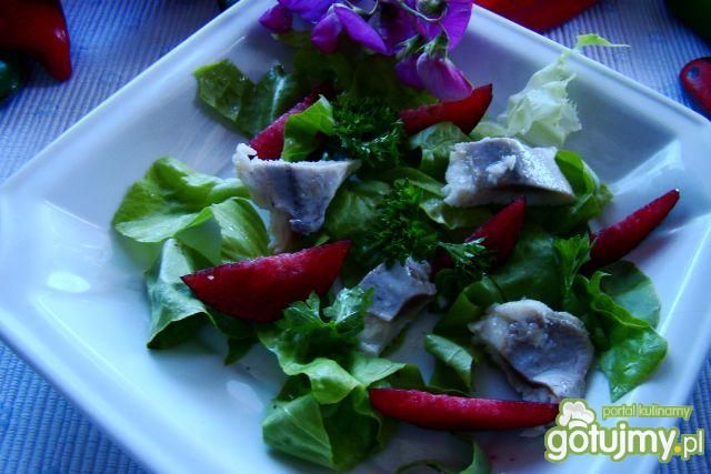 Kwaśno-słodka sałatka śledziowa 