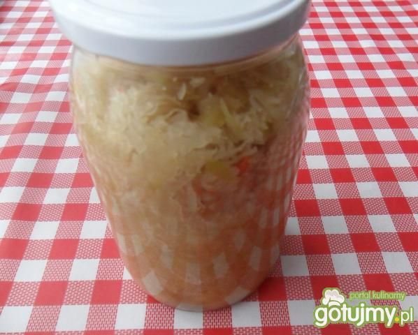 Kwaszona kapusta w słoikach Kwaszona kapusta w słoikach
