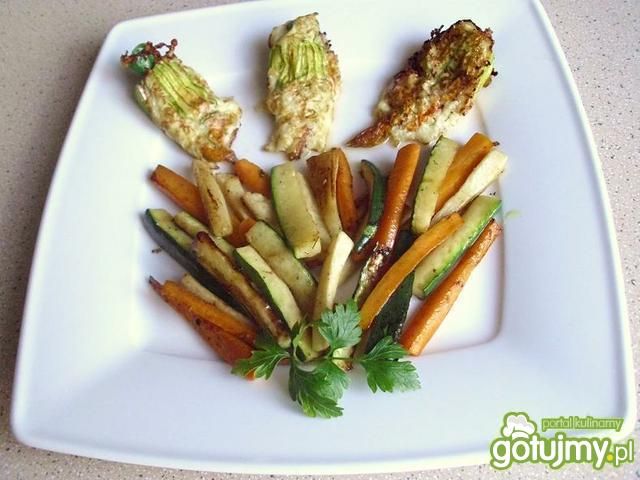 Kwiat cukinii z warzywnymi frytkami Kwiat cukinii z warzywnymi frytkami