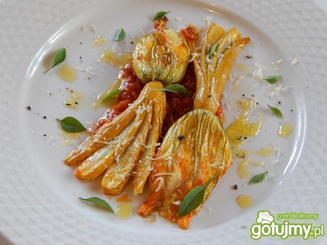 Kwiaty cukinii faszerowane kozim serem 