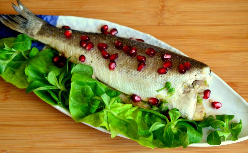 Labraks z pestkami granatu oraz czosnkowym masłem Labraks z pestkami granatu oraz czosnkowym masłem