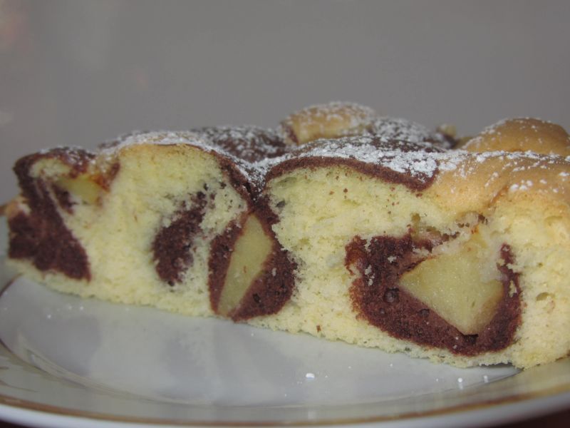 Łaciate ciasto z gruszką