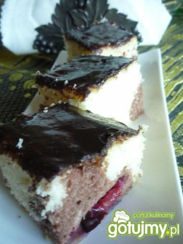 Łaciate ciasto z śliwkami