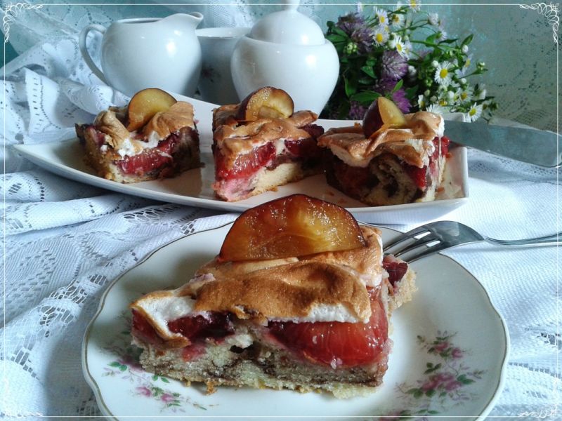 Łaciate ciasto ze śliwkami i bezą