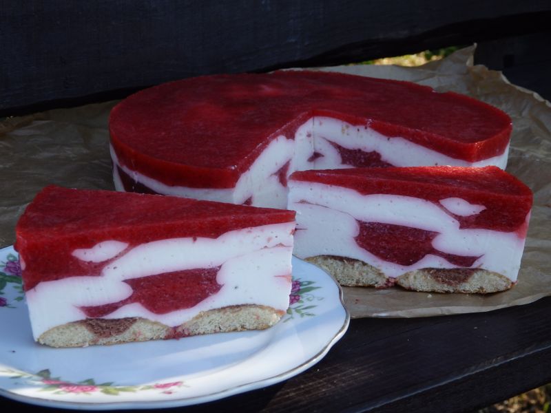 Łaciaty sernik z truskawkowym musem