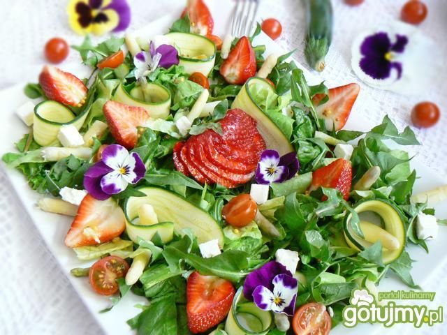Łąkowa sałatka z mniszkiem lekarskim