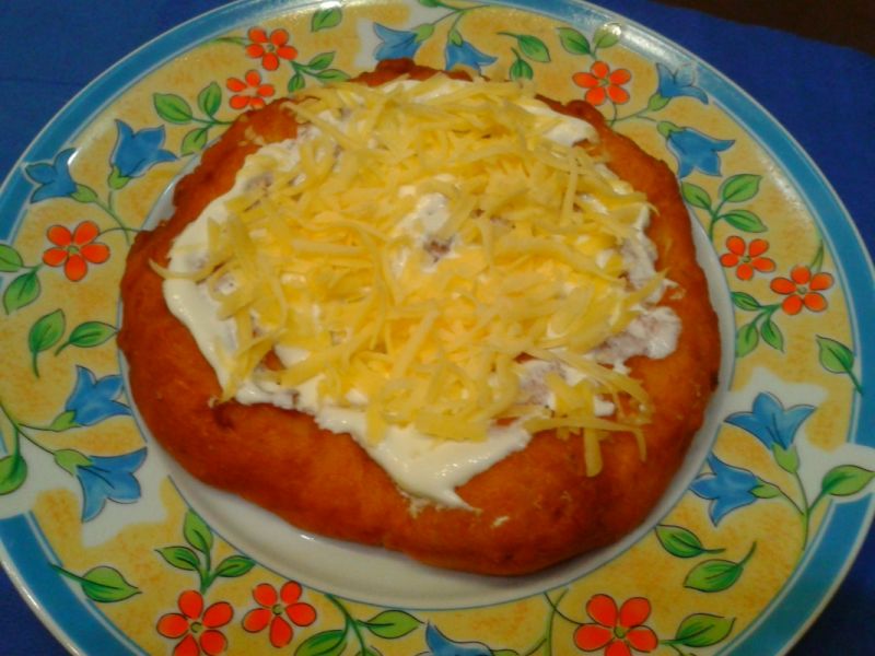 Langosz ze śmietaną i serem Langosz ze śmietaną i serem